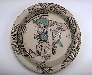 Bassine peinte de motifs géométriques et d'animaux stylisés, Faenza, XIVe&nbsp;siècle.