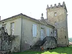 Logis abbatial et tour probablement du XVe siècle.