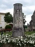 Le monument aux morts sur la place devant mairie et église (juin&nbsp;2013)
