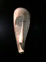 Masque attribué à la société du Ngil . Fang ou Makina (Oseba). Fleuve Mbini (Rio Muni), XIXe&nbsp;siècle. Bois, kaolin, 75&nbsp;×&nbsp;29&nbsp;×&nbsp;19&nbsp;cm