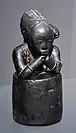 Figure de reliquaire eyema byeri. République gabonaise. Fang XIXe&nbsp;siècle. Bois, anneaux de cuivre, sangles de fer, tissu, os ; H. 19,5&nbsp;cm