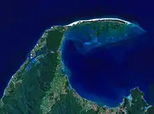 La flèche littoral et les marais de Farewell Spit dans île du Sud de Nouvelle-Zélande