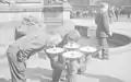 Fontaines d'eau sur la place d'Armes en 1943