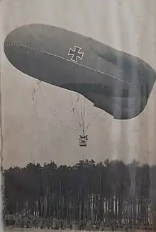 Photographie noir et blanc d'un ballon d'observation qui décolle.