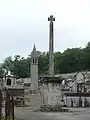 Croix et lanterne du cimetière.
