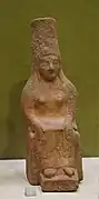 Femme assise à tiare cylindrique, VIe&nbsp;siècle&nbsp;av. J.-C., Tyr. Musée du Louvre.