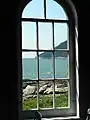 Vue de l'anse de Port-au-Persil par une fenêtre de la chapelle.
