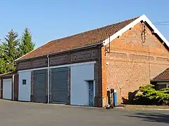 Un bâtiment.