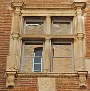 Fenêtre avec chapiteaux doriques.