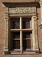 Fenêtre de style Première Renaissance (cour)