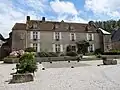 Logis dont les alignements verticaux et la symétrie des formes reflètent l'esprit du XVIIe&nbsp;siècle.