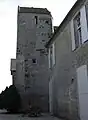 Tourelle qui donne accès à une pièce en hauteur éclairée de 3 fenêtres.