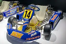 Le kart Mike Wilson Mike-2 à moteur Parilla avec lequel Alonso a remporté la coupe du monde junior en 1996. Le pilote espagnol reprendra son no&nbsp;14 à partir de la mise en place des numéro permanent en Formule 1 en 2014.
