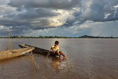 Jeune pêcheur dans le Si Phan Don. Août 2017.