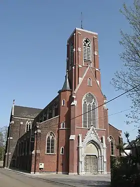 Édifice religieux de style néo-gothique en brique.