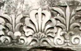 Palmettes à flammes (au centre) à Didymes, IIIe&nbsp;siècle&nbsp;av. J.-C.