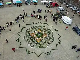 Plan de la ville en fleur sur la place d'Armes.