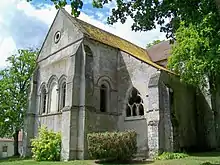 Vue du chevet d'une petite église de la seconde moitié du XIIe&nbsp;siècle.