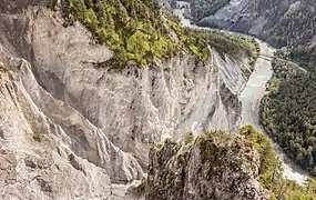 Flimser Bergsturz&nbsp;(de), en Suisse, le plus grand glissement de terrain connu au monde[réf.&nbsp;nécessaire] aux effets encore visibles, vu depuis une plateforme à touristes. Septembre 2022.