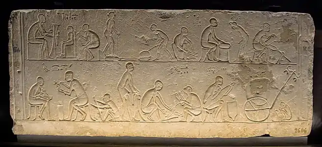 Bas-relief. Artisans au travail. Calcaire, L. 94 cm.Basse Époque, 26e&nbsp;dyn. 664-525 AEC. SaqqarahFlorence : Musée archéologique national