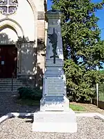 Le monument aux morts devant l'église (mai&nbsp;2009)