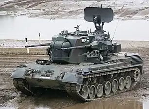 Le Gepard est armé de deux canons-mitrailleurs de 35&nbsp;mm.
