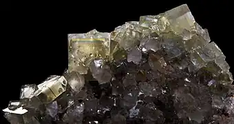 Fluorine zonée (Valzergues, Aveyron, France) (8,2&nbsp;×&nbsp;4&nbsp;cm).