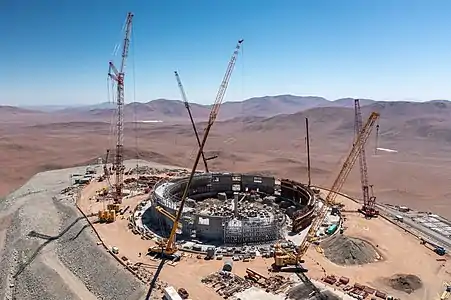 Le socle en béton sur lequel doit reposer le dome du télescope en voie d'achèvement en novembre 2022.