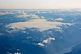 Vue aérienne du Søndre Folgefonna, du Midtre Folgefonna juste derrière et du Nordre Folgefonna en arrière-plan à gauche.