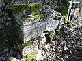 Coin de mur, dans ce qui aurait été une entrée principale.