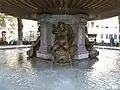 Un des quatre tritons chevauchant un dauphin.
