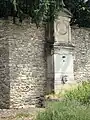Fontaine à l'entrée du château.