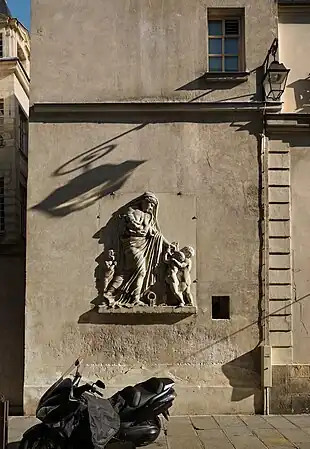 La Charité, seul vestige de la fontaine, à son emplacement actuel au 48, rue de Sévigné.