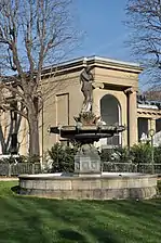 La statue de Vénus tressant les cheveux.