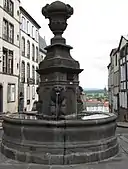 Deux larges tores décorent le bassin de la fontaine aux Lions du début du XVIIe siècle à Riom.