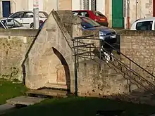 La fontaine du XVe siècle du Pont-Joubert, qui se déverse dans le Clain à Poitiers.