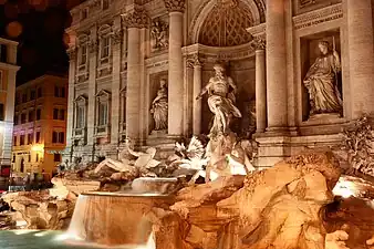 La fontaine de Trevi illuminée en soirée.