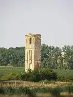 Ruine de la porte d'entrée du château de Boissy, avec les traces d'un ancien pont-levis