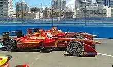 Photo vue de côté de deux monoplaces rouges et jaunes sur une piste