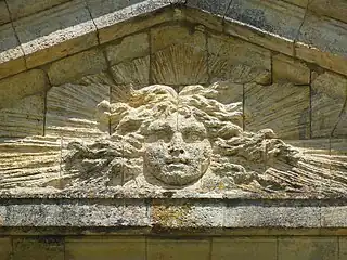 Fronton orné de la figure du roi soleil