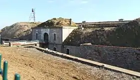 Entrée du fort et tour de guet en arrière-plan.