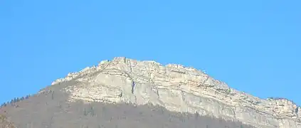 Le fort mimetisé sur la falaise qui domine Corenc, vu de Meylan.
