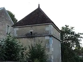 Tour située sur le parcours oriental de l'ancienne muraille fortifiée (chemin du Montivieux).