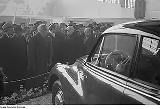 Wilhelm Pieck devant une IFA F9 en 1951. Photo de Renate et Roger Rössing
