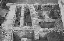 Vue de plusieurs niveaux de constructions dans une fosse archéologique.