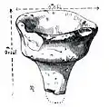 L'une des deux lampes en terre retrouvées; celle-ci est encore noircie sur les bords par les flammes.