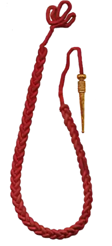 Fourragère aux couleurs du ruban de la Légion d'honneur.