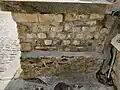 Au centre, fragment de la muraille du Bas-Empire romain