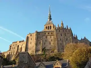 La face sud est dominée, de gauche à droite, par la terrasse dite du Plomb du four, par les logis abbatiaux et leurs annexes bâtis pour les besoins des abbés entre les XIIIe et XVIe&nbsp;siècles.