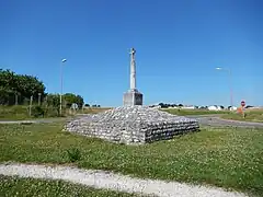Croix, ou calvaire, à l'ouest du bourg.